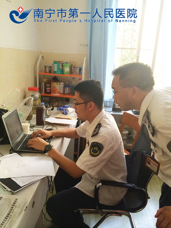 2.图为南宁市卫生监督所督查人员.jpg
