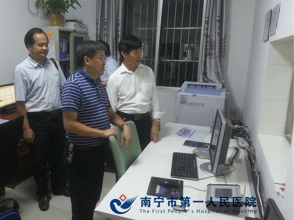 在CT室参观交流.jpg