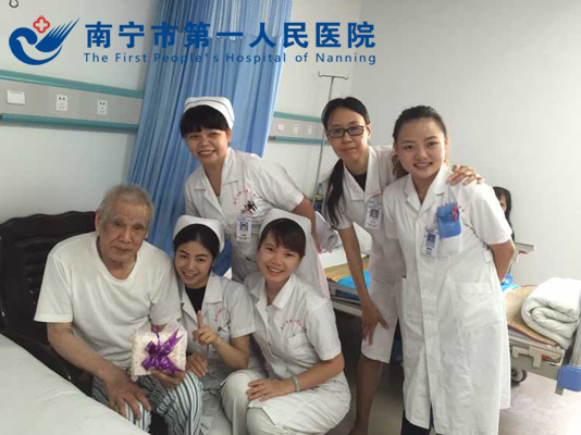 老人开心地与医护人员合影.jpg