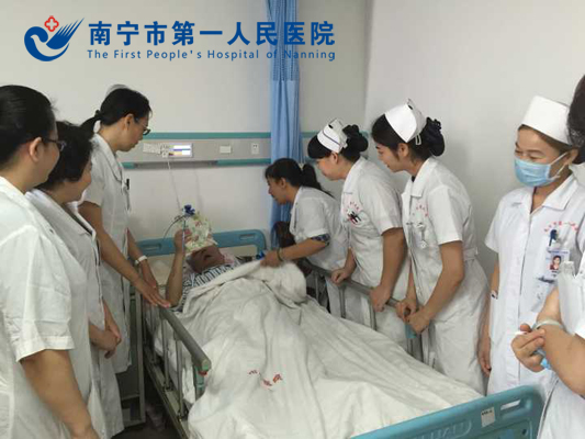 医护人员给卧床老人送节日礼物.jpg