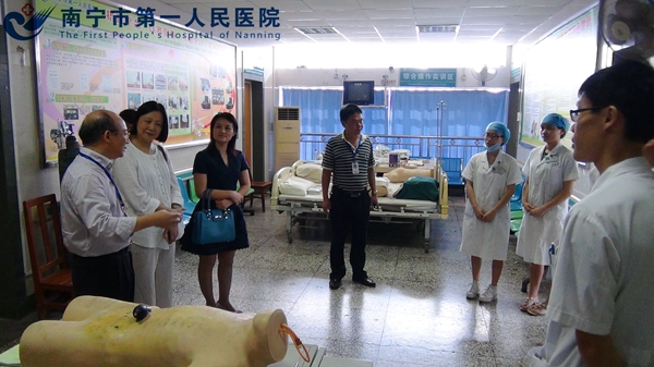检查组参观医院临床技能培训部_副本.jpg