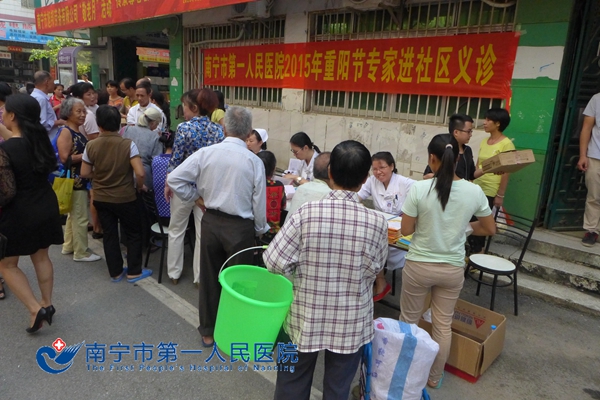 图3.义诊现场2.JPG