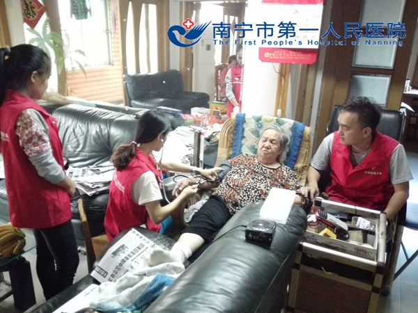 图1.助老志愿者为老人做理疗.jpg
