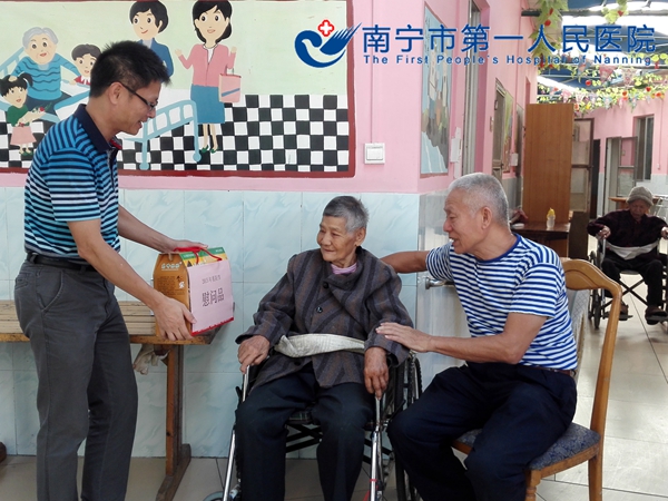 图2.看望居住养老院离退休职工.jpg