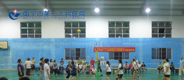 图1.埌东分院女队在场上与ICU队激烈角逐冠军.JPG