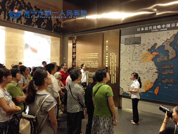老同志参观昆仑关战役遗址博物馆2.jpg