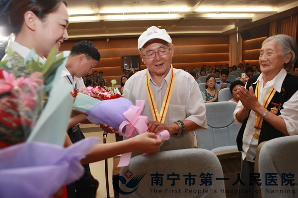 向抗战老兵敬献鲜花.jpg