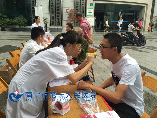 3 对来咨询的人群进行简单口腔检查.JPG