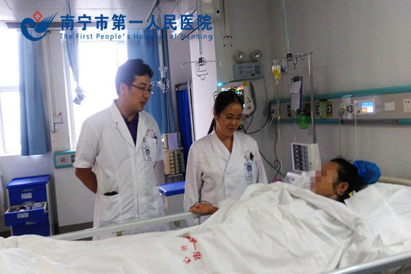 心胸外科郑晓宇副主任和重症监护室刘凤鸣副主任看望卓女士.jpg