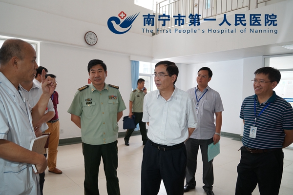 李国坚主任在高压氧科实地检查.JPG