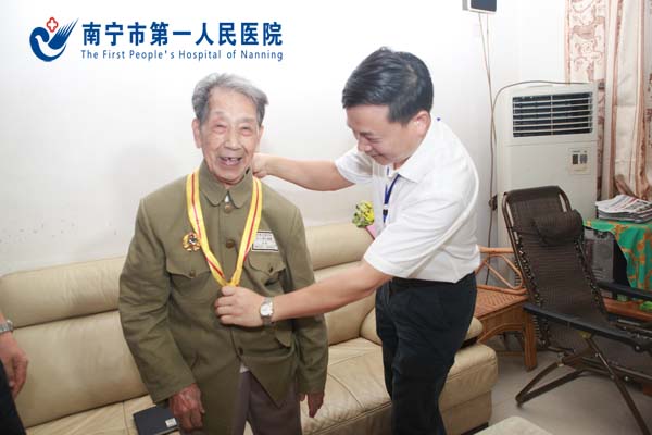 黎君君书记给宋老戴上纪念章.JPG