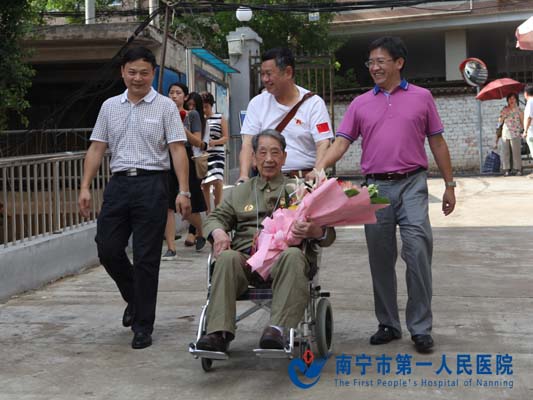 韦金儒院长、黎君君书记亲自迎接进京参加阅兵式的百岁抗战老兵宋鸿基载誉归来.JPG