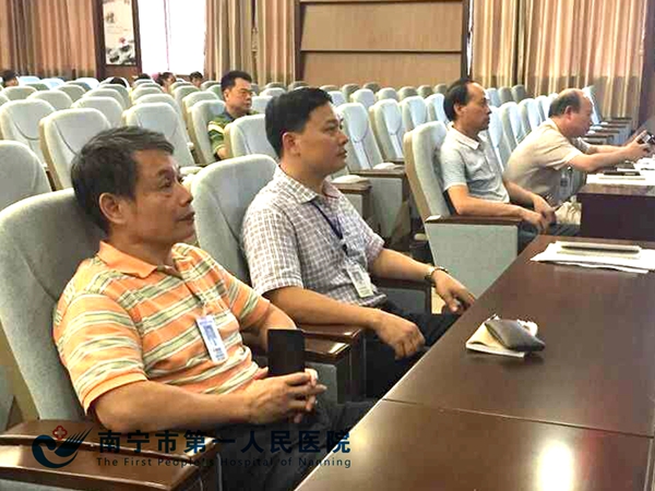 1.医院党委书记黎君君同志带头观看纪录片《八年抗战》.jpg
