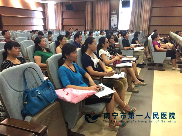 2.医院党员干部职工认真观看纪录片.jpg