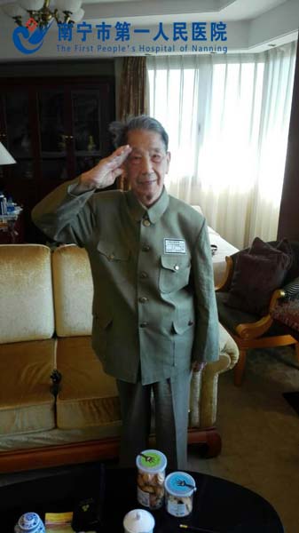 宋老穿上统一制作的阅兵式军装敬军礼.jpg
