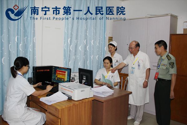 图为南宁市第一人民医院吴曙粤副院长正在指导征兵体检系统运行情况的情形。.jpg