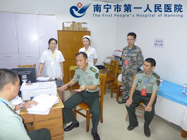 沈司令员在南宁市第一人民医院进行巡视检查.JPG