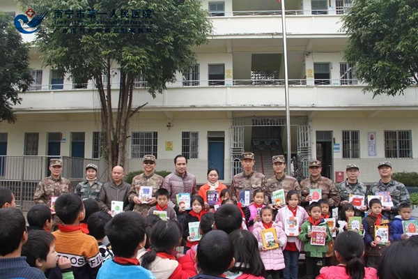 1.图为部队领导与我院预备役医护人员为当地学生赠送图书.jpg