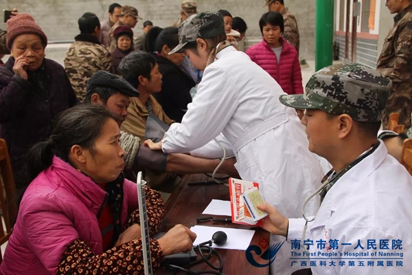 3.图为我院预备役医护人员为贫困村民进行诊疗送药.jpg