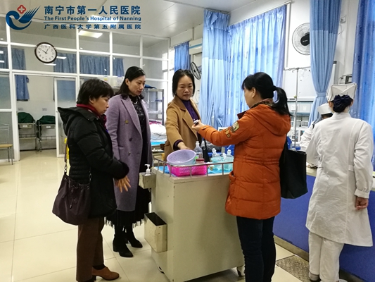 2.在埌东医院急诊科检查消毒液管理.jpg
