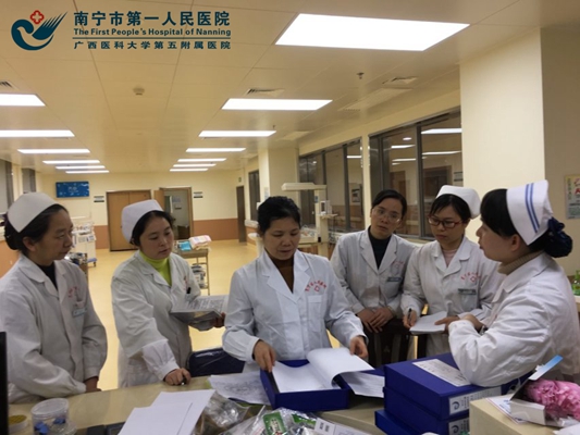 我院ICU黄静护士长在邕宁区人民医院新生儿科指导.jpg