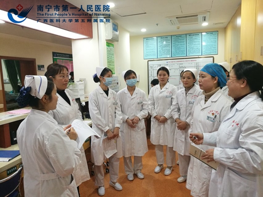 我院护理部陈国英主任在邕宁区人民医院脑科指导.jpg