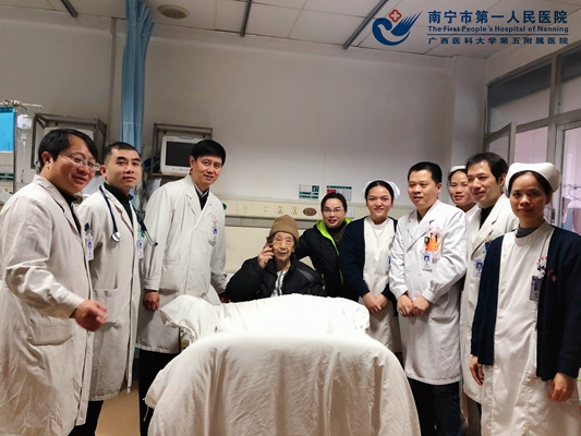 6.出院当天心内一区医护人员与宋老合影.jpg