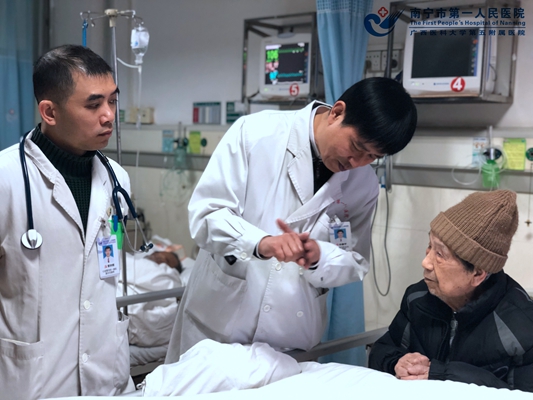 4.许主任查房.jpg