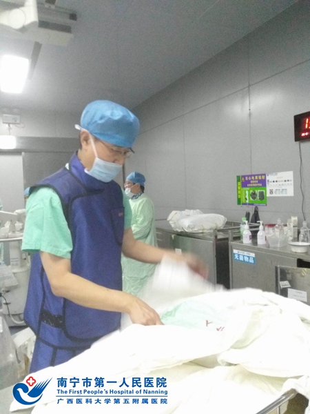 1.许春平主任为患者手术中.jpg