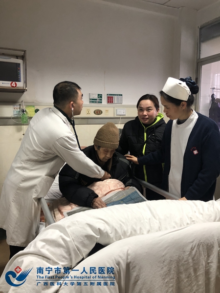 3.黄宇辉医生给宋老查体.jpg
