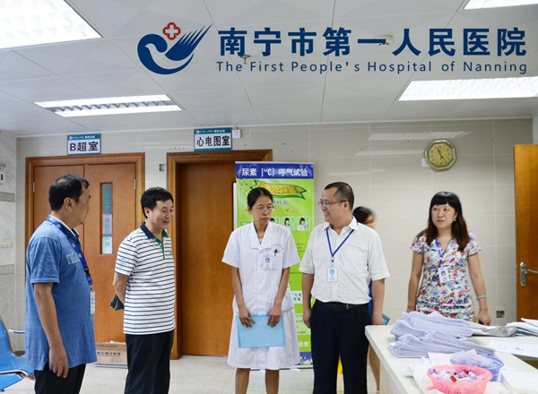 2015-6-29南铁局社保领导到埌东分院调研医保工作新闻图片3.jpg