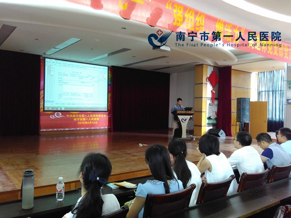 1.图为覃维航工程师演示工作站基本操作.jpg