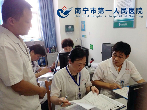 2.图为医务部副部长黄岳对台账进行检查.jpg