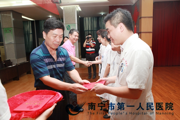 1、优秀共产党员接受表彰.JPG