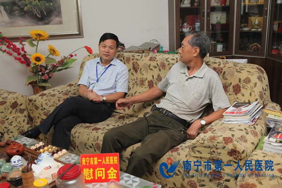 登门慰问离休党员.JPG