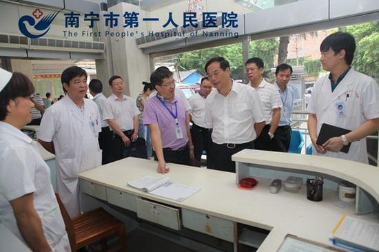 谢主任一行到急诊科调研.JPG