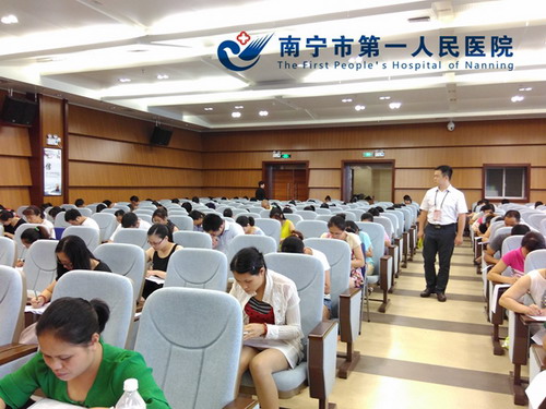 2.图为南宁市卫计委巡考员在巡考.jpg