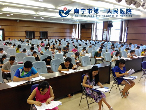4.图为考生认真答题.jpg