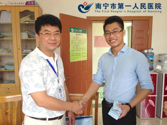 1.工会副主席黄伟军同志代表医院工会感谢万达茂公司送来的免费观影券.jpg