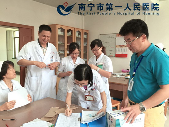 2.黄主席带领工会工作人员将免费观影券送到各科室.jpg