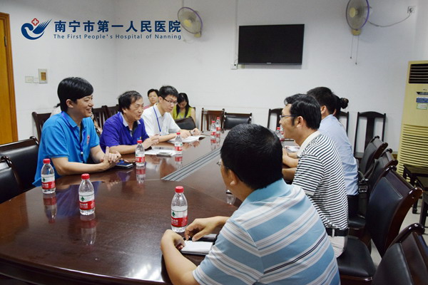 图为双方在五楼会议室亲切交流.jpg
