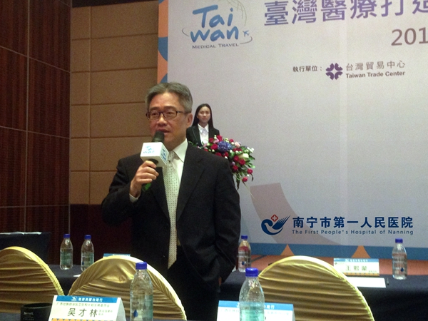 2图为台湾林口长庚医院耳鼻喉科副部长李达人医师现场答疑.jpg