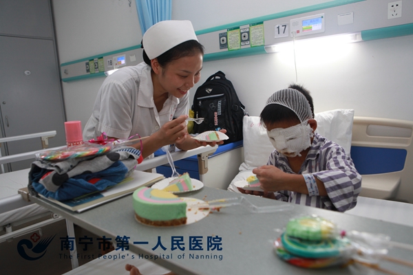 护士给小钊明送“六一”礼物和节日蛋糕.JPG