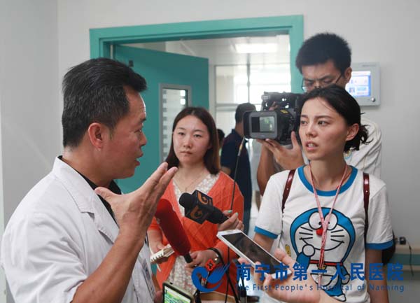 黎宁主任接受邕城各媒体采访.jpg