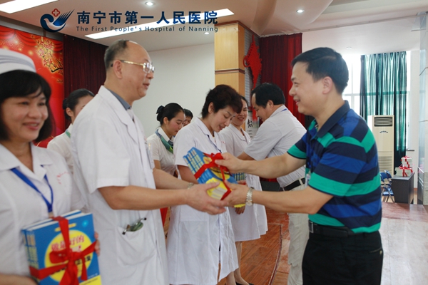 2.图为医院领导向职工代表赠送书籍.JPG