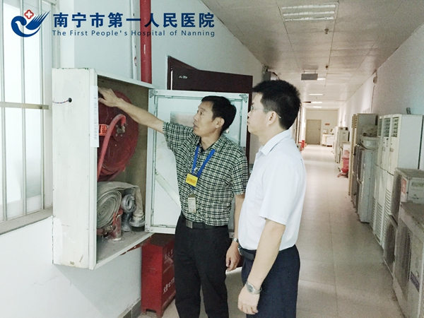 检查组抽查消防器材.JPG