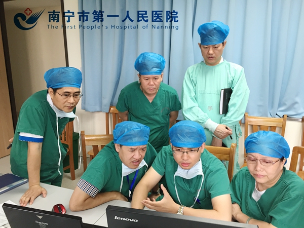 检查组检查手术室的信息管理系统.jpg