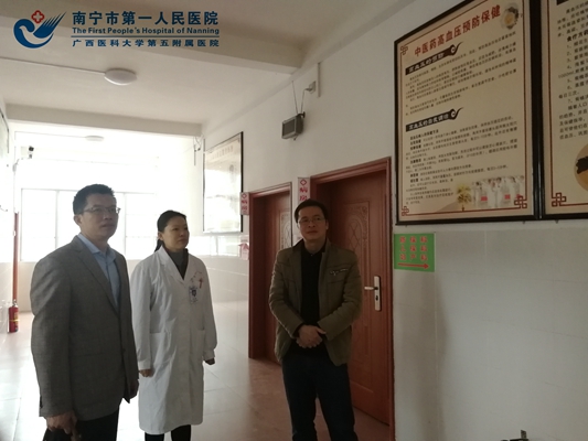 配图2.市一医院中西医科副主任钟娟博士现场调研里当瑶族乡卫生院中医科建设情况(中).jpg