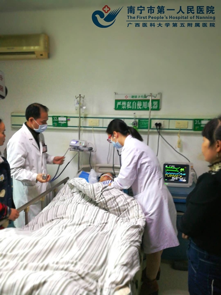 3.我院派驻专家周凤坤主治医师查房.jpg