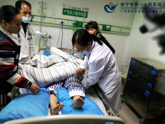 4.我院派驻专家周凤坤主治医师查房.jpg